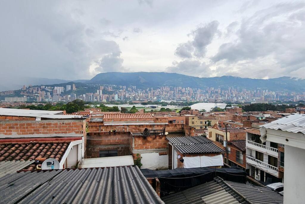 Apartamento cerca a centro comercial con balcón