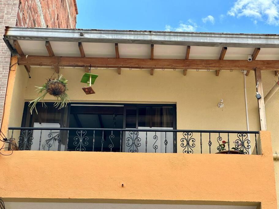 Apartamento cerca a centro comercial con balcón