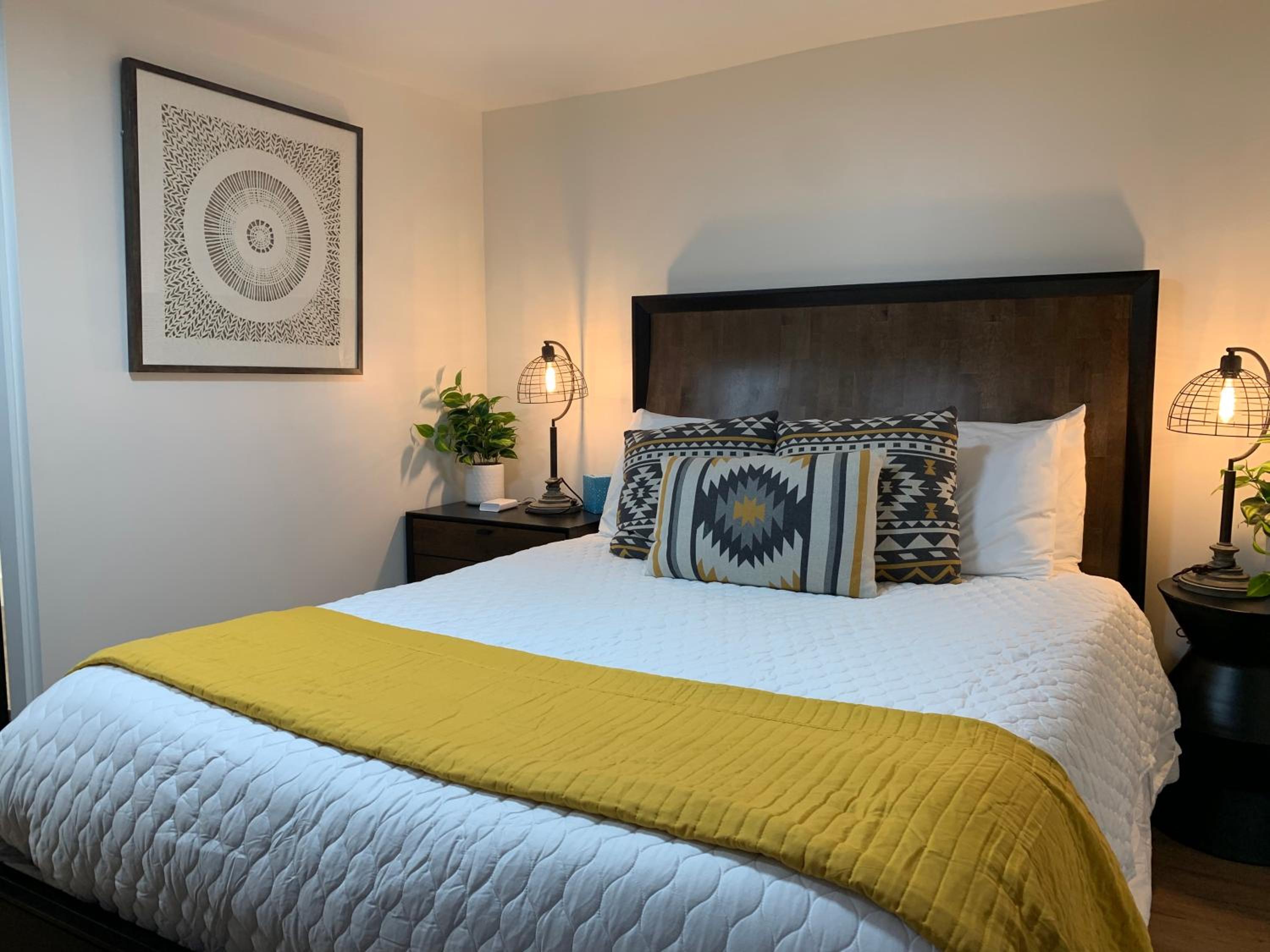 Starlite Motel & Suites