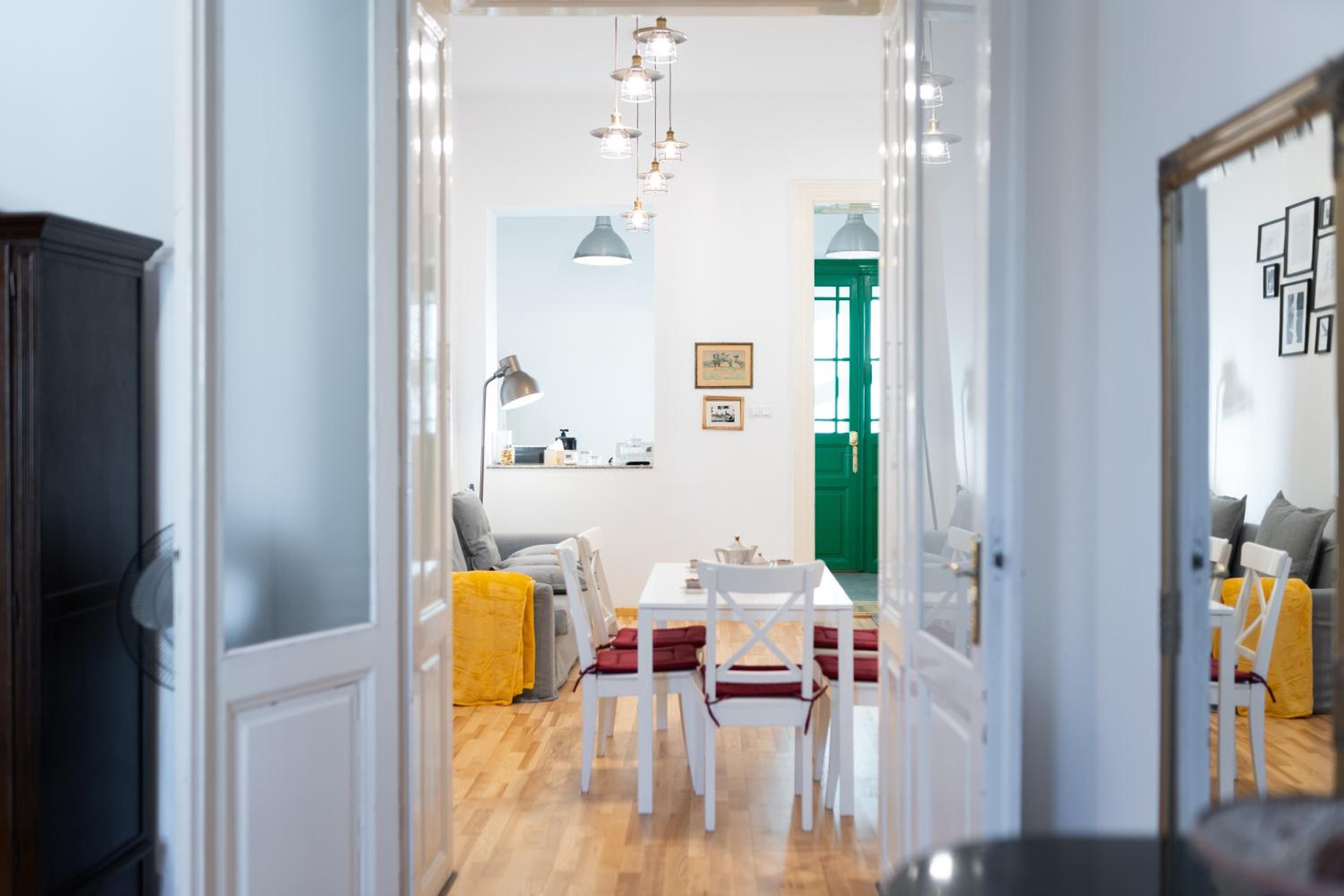 Historic 5 star apartment in the main plaza view 2