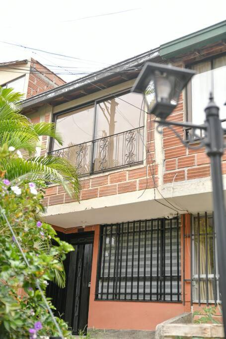 Casa cerca al Club el Rodeo y centro deportivo