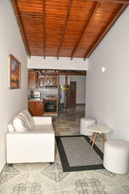 Casa cerca al Club el Rodeo y centro deportivo