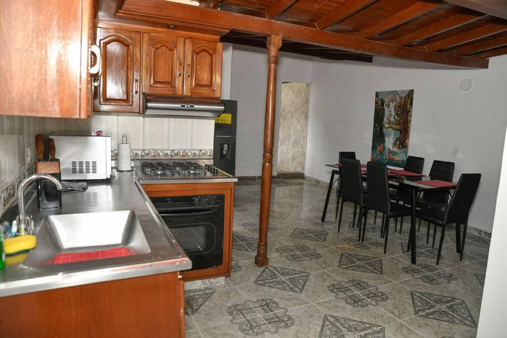 Casa cerca al Club el Rodeo y centro deportivo