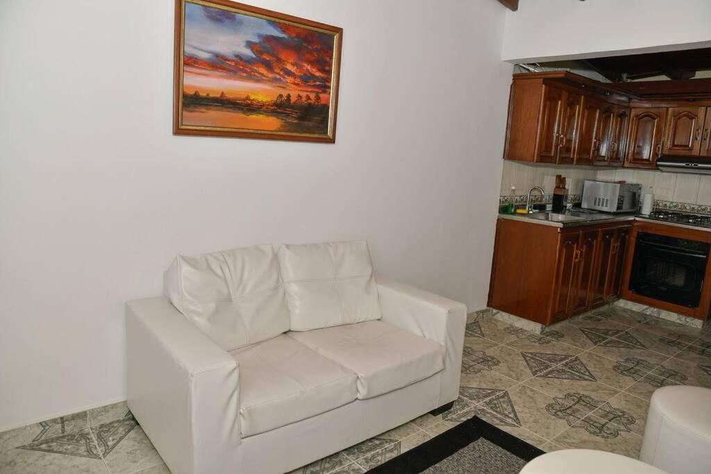 Casa cerca al Club el Rodeo y centro deportivo