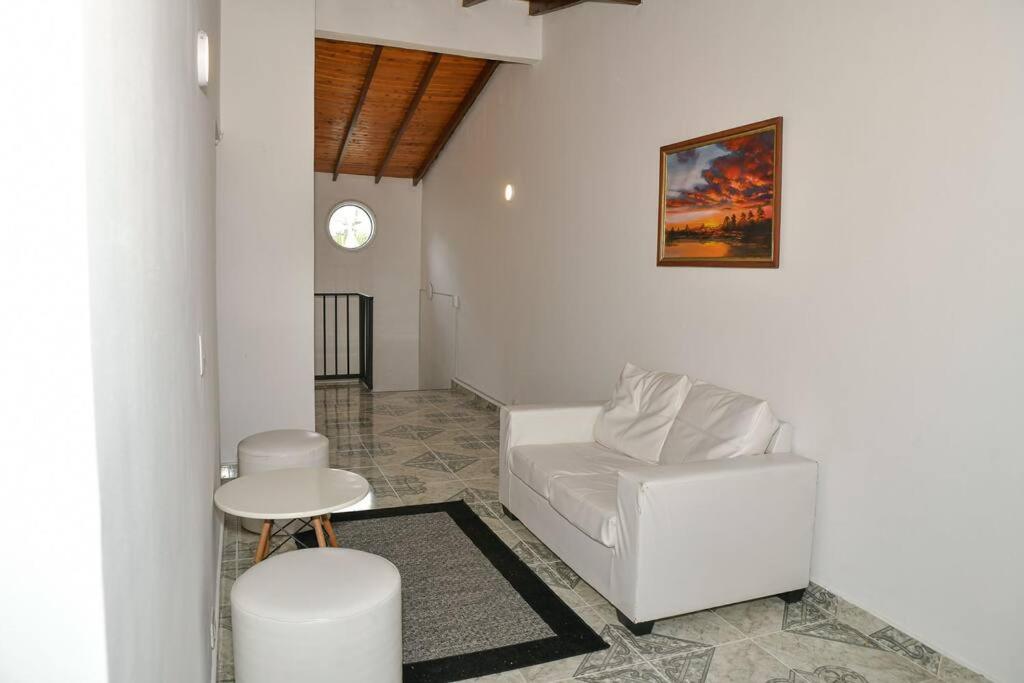 Casa cerca al Club el Rodeo y centro deportivo