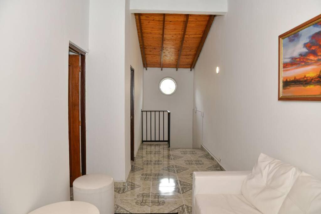 Casa cerca al Club el Rodeo y centro deportivo