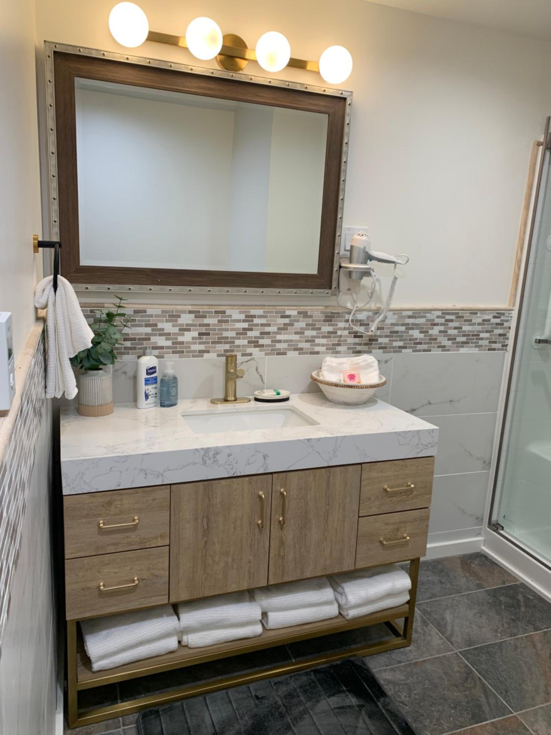 Starlite Motel & Suites