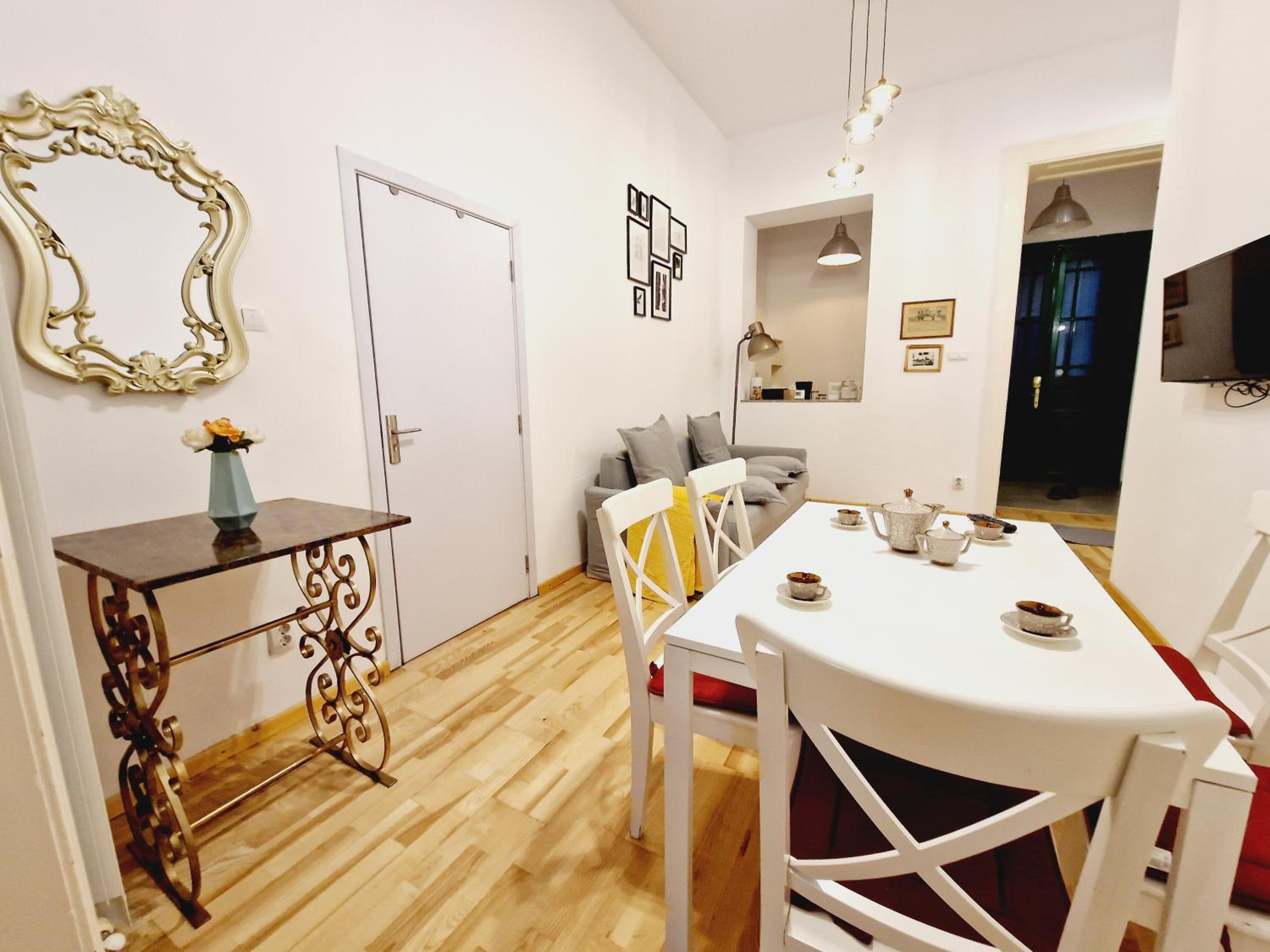 Historic 5 star apartment in the main plaza view 3