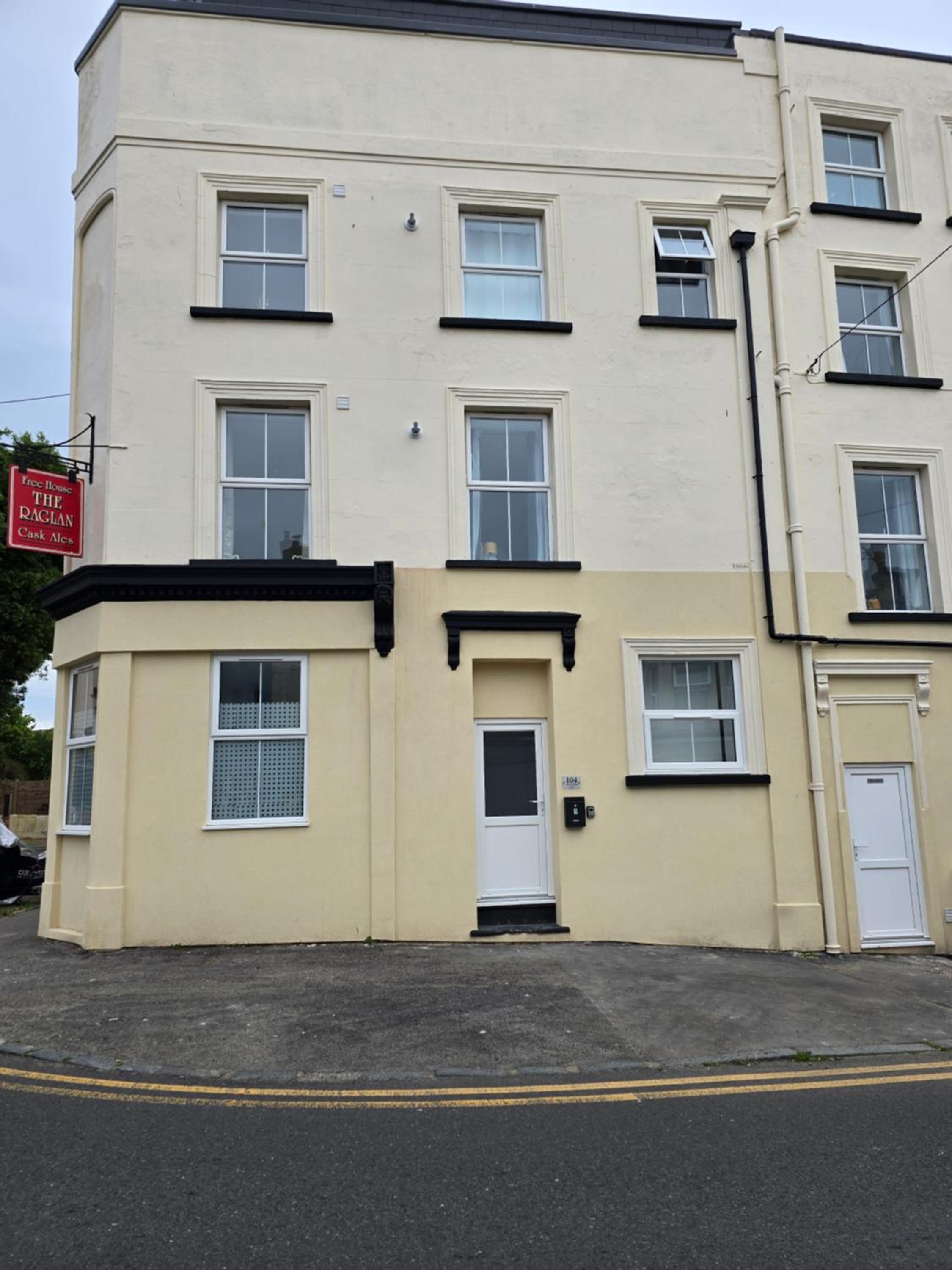 Seaside Serenity 3 bedroom Retreat 5 Mins from Folkstone beach, suitable for contractors view 2