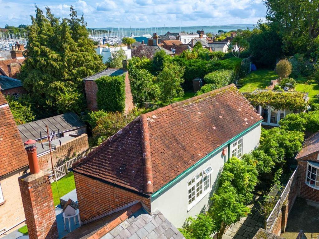 Boutique cottage with fabulous hot tub and generous garden view 5