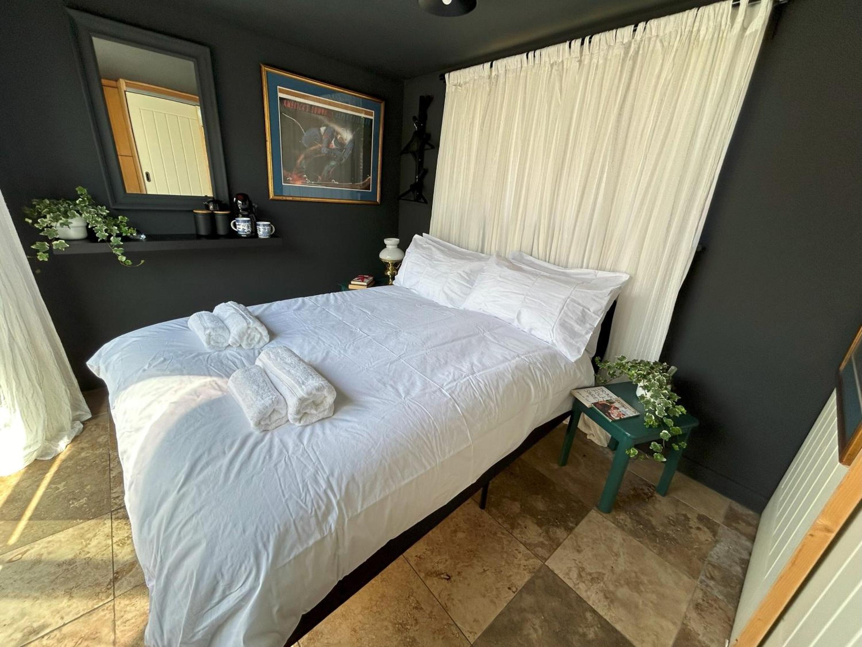 Boutique cottage with fabulous hot tub and generous garden view 4