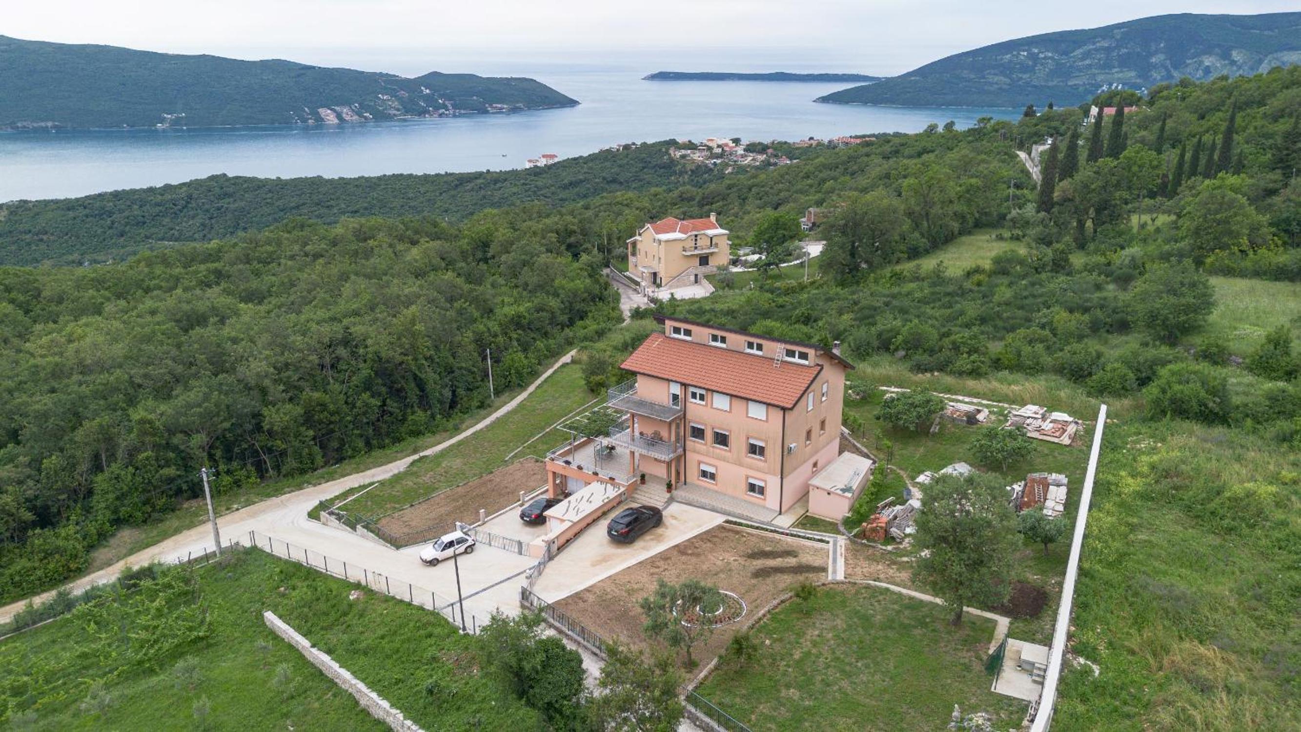 La Vita Bella with pool