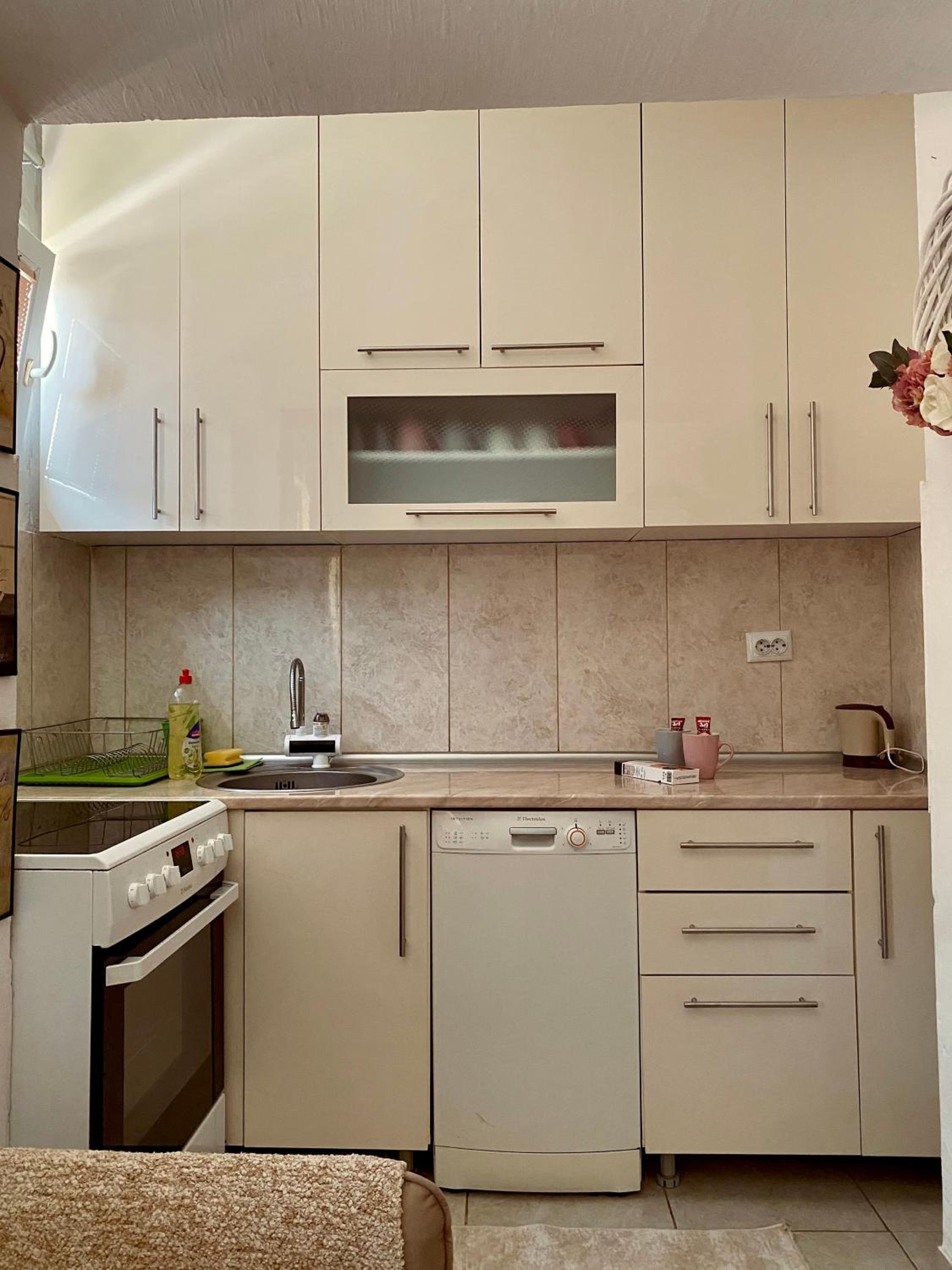 Central Comfort Apartment 5 Minute Walk to Beach, Free Parking, 2 BR view 3