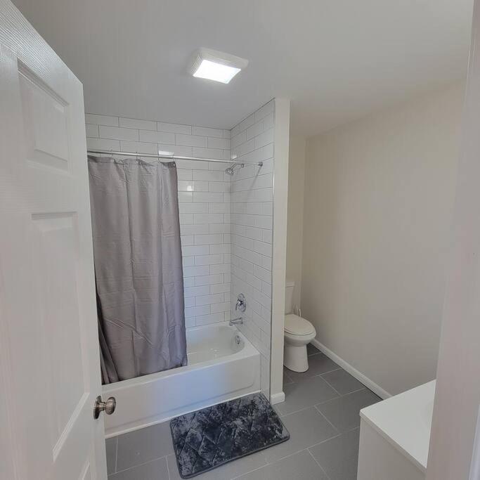 Walk to Niagara Falls 3 Bedrooms 4 Beds view 2