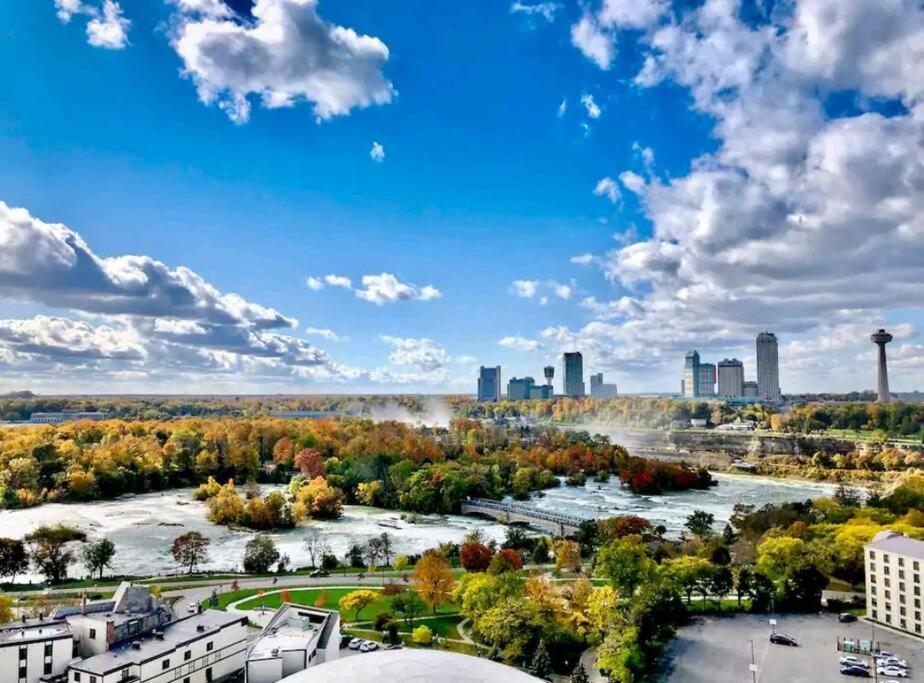Walk to Niagara Falls 3 Bedrooms 4 Beds view 5