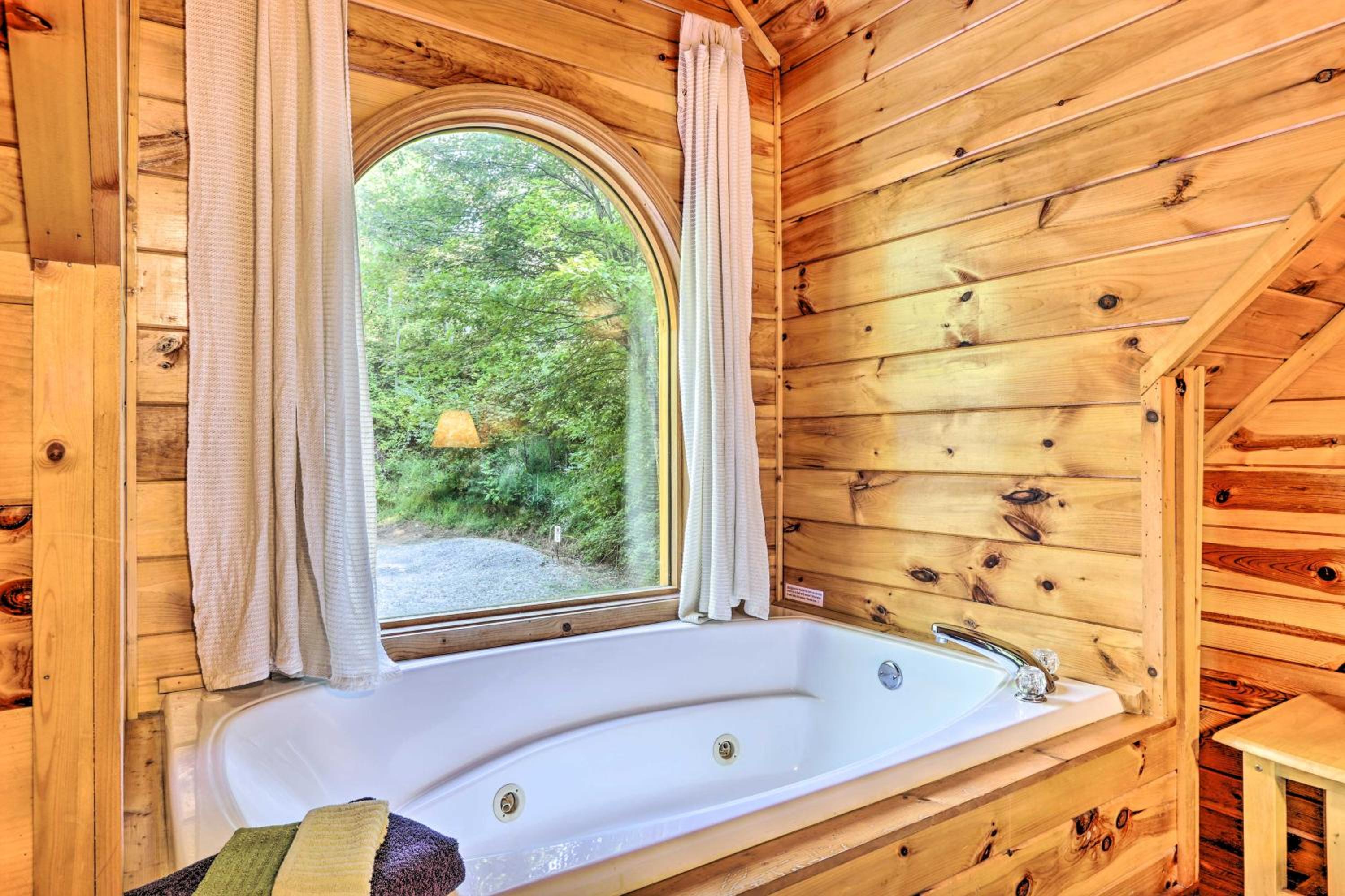 Cozy Cabin in PERFECT location - Property Image 2