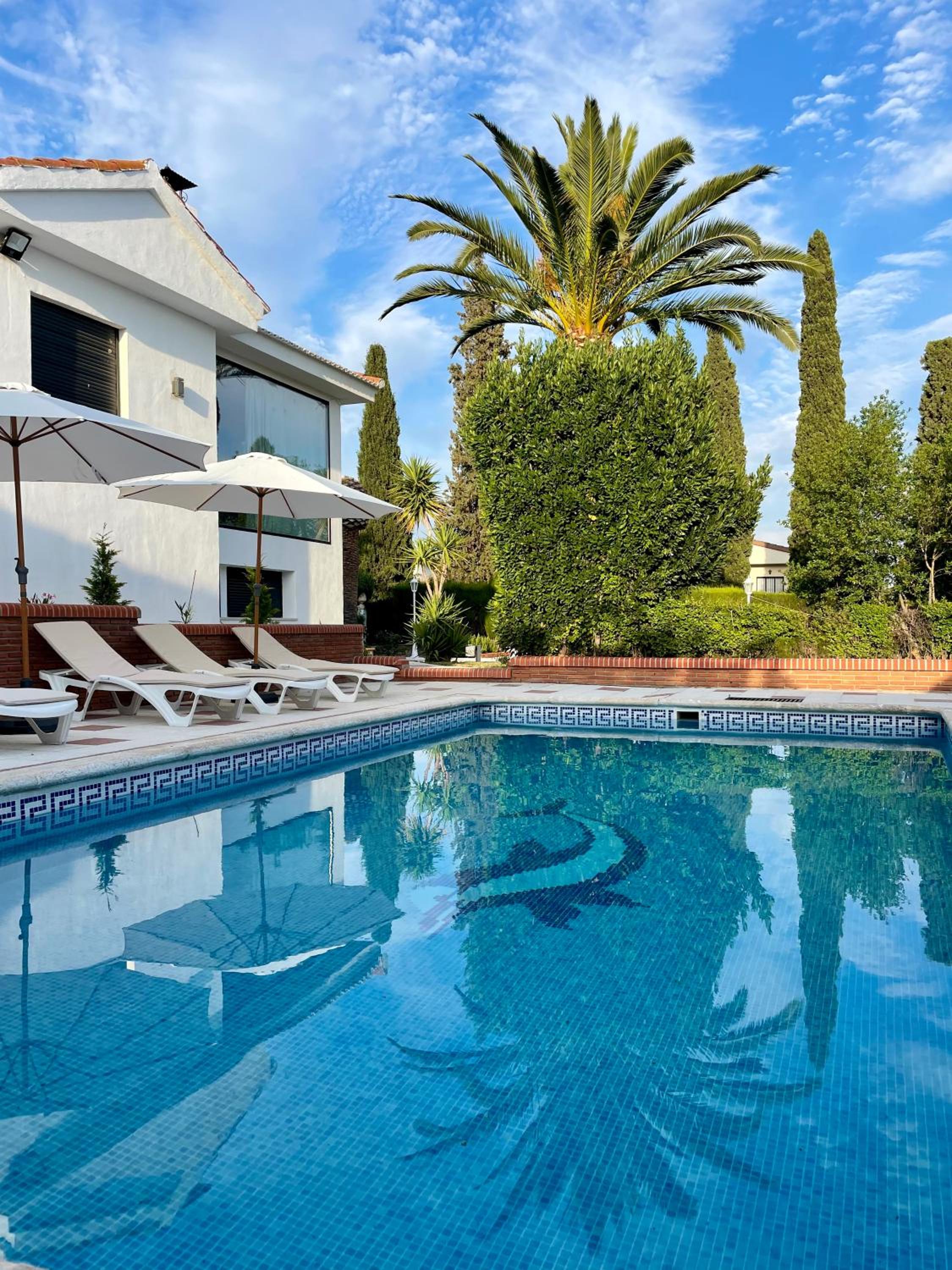 VILLA EXCLUSIVA con Piscina, Jardín y Barbacoa