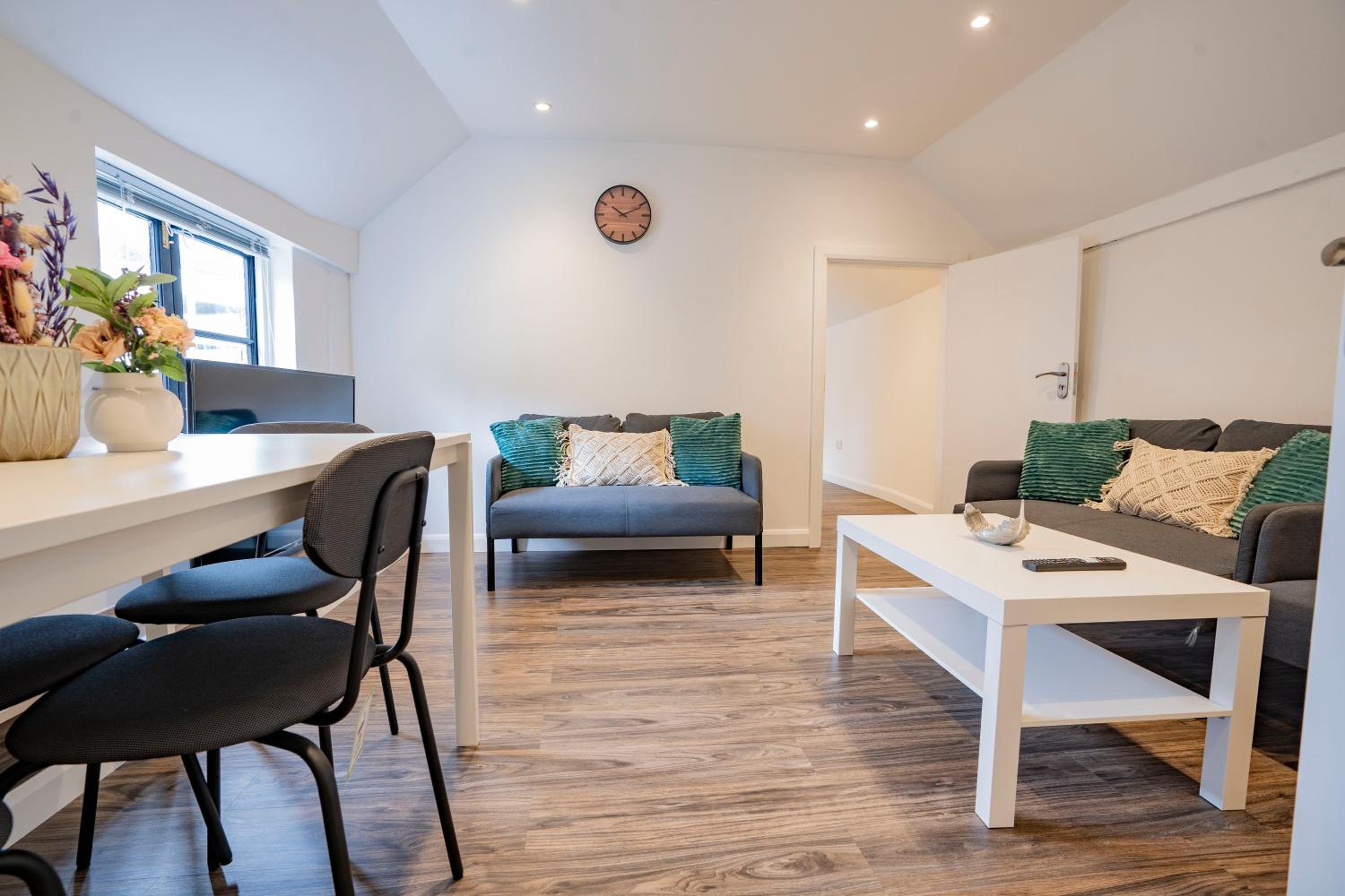 stylish uxbridge 3 bed flat view 2