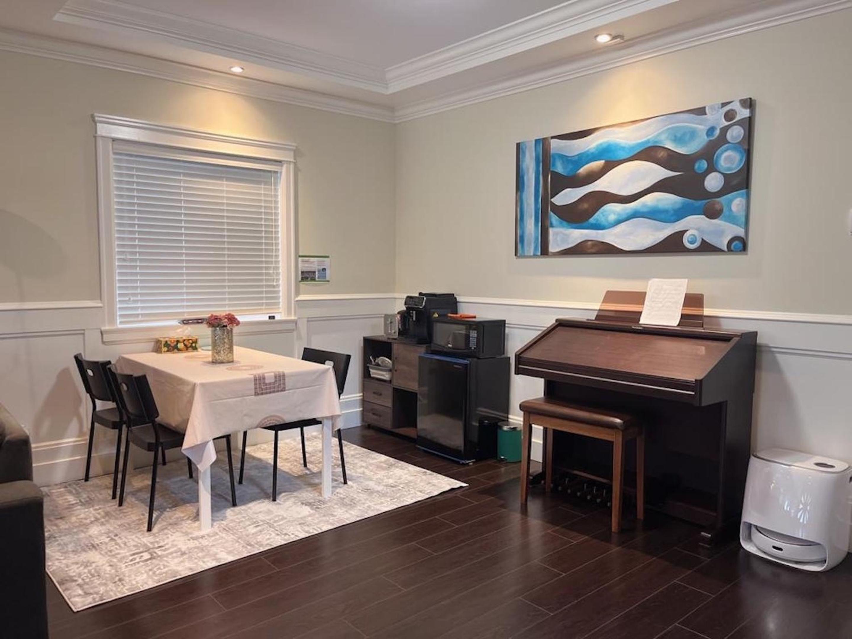 Near Skytrain and QUIET Private Bedroom Ensuite BathRM, Free Wifi & Coffee, Cozy
