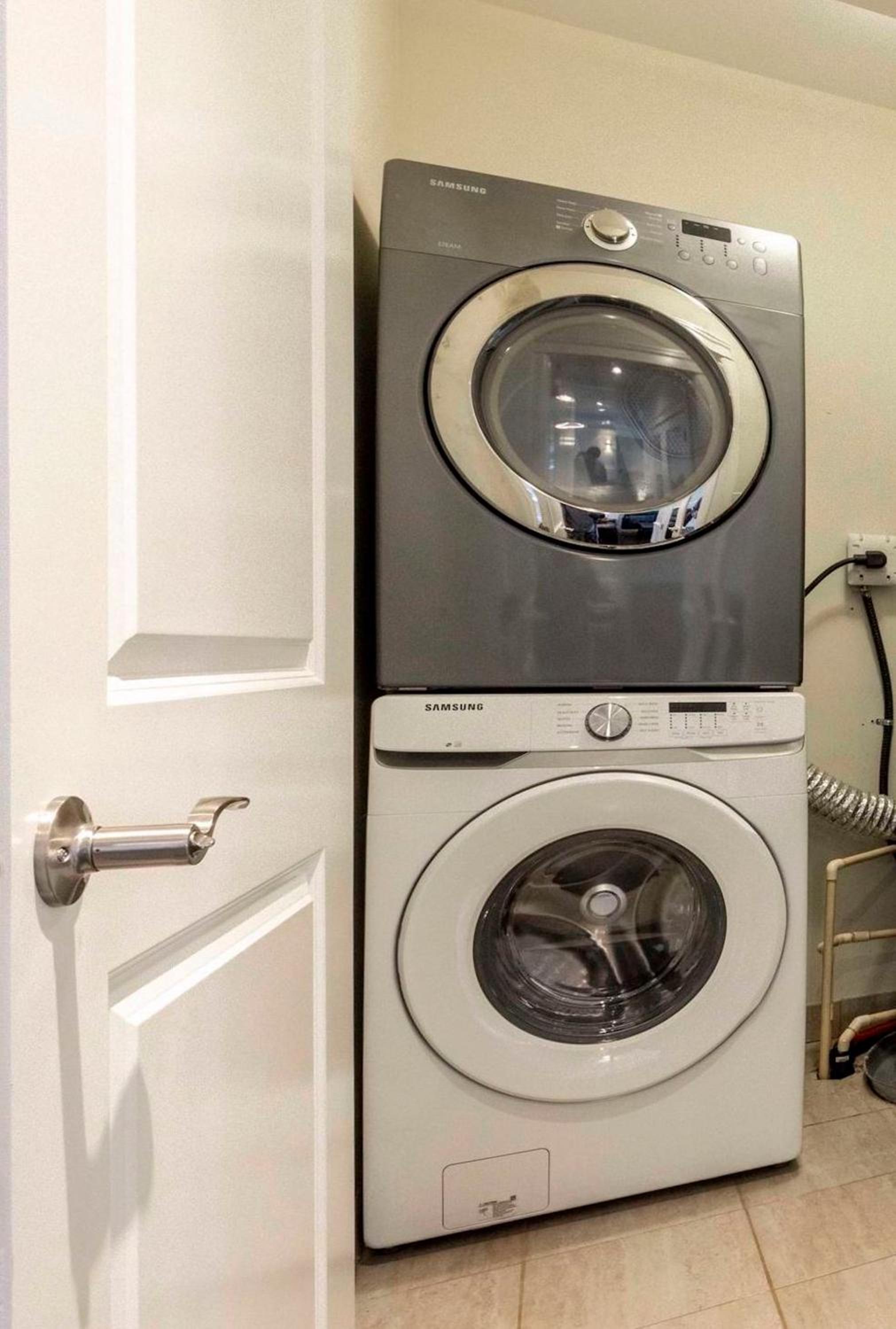 Near Skytrain and QUIET Private Bedroom Ensuite BathRM, Free Wifi & Coffee, Cozy