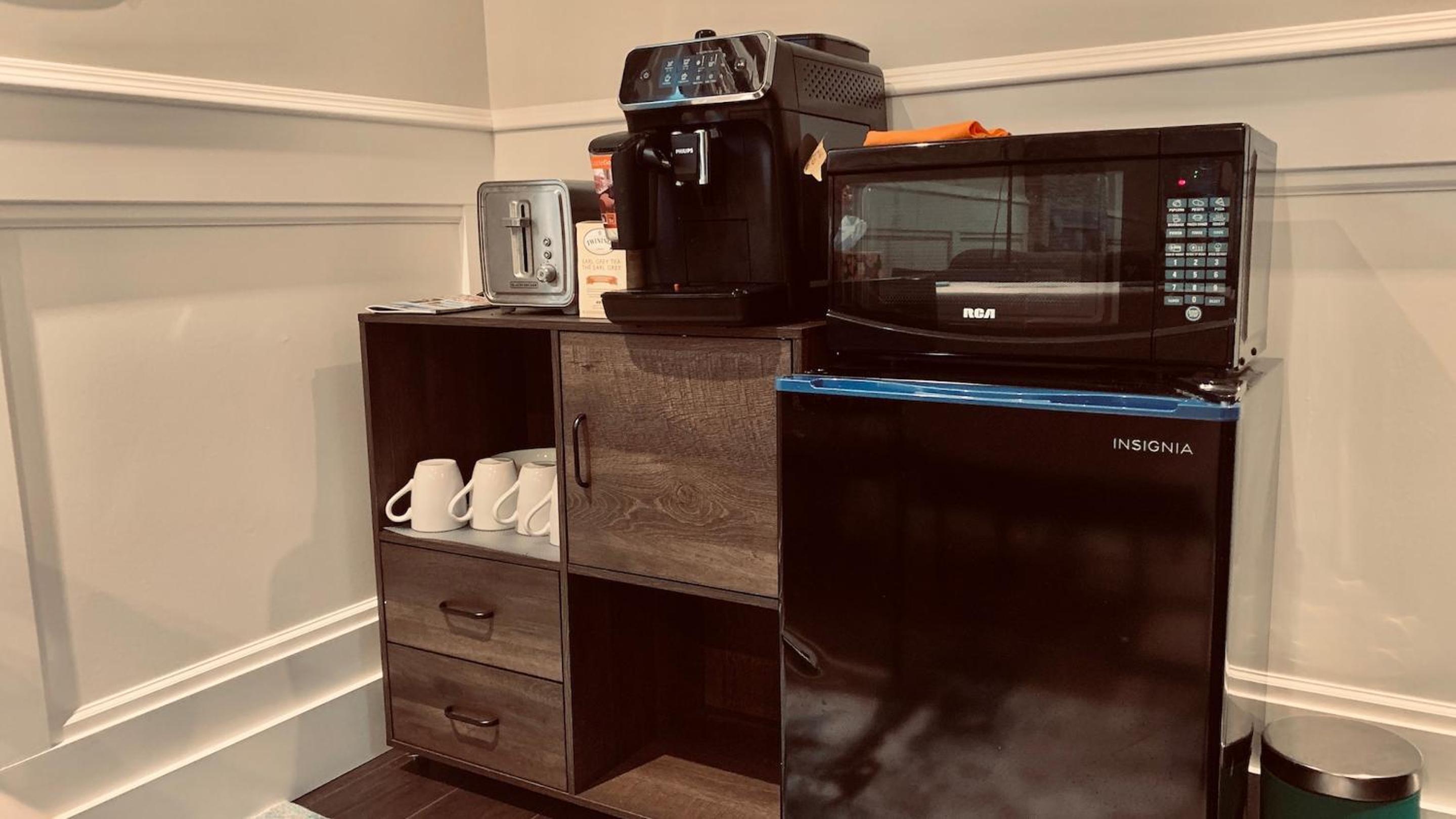 Near Skytrain and QUIET Private Bedroom Ensuite BathRM, Free Wifi & Coffee, Cozy