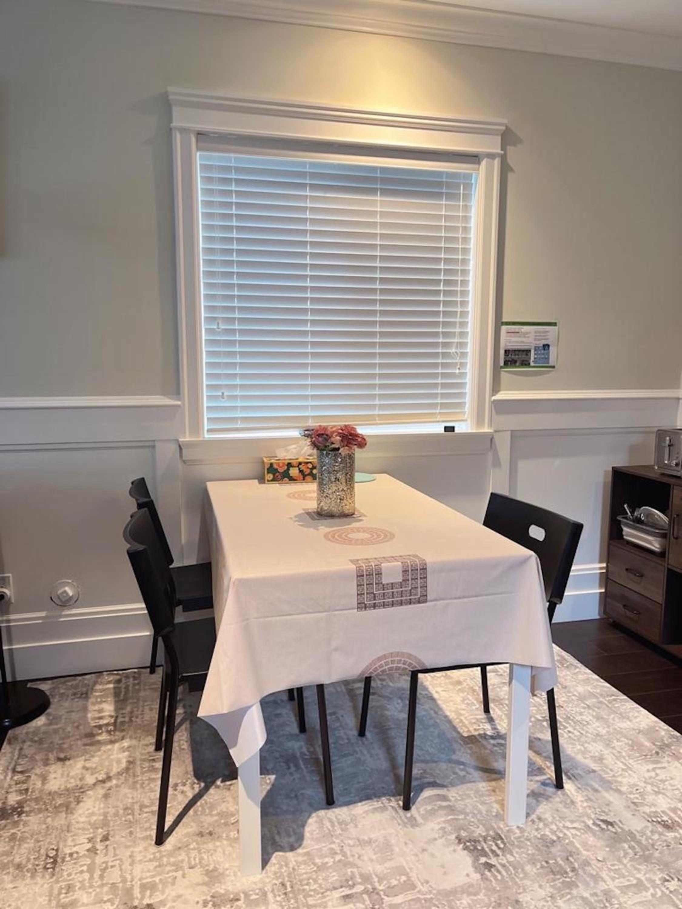 Near Skytrain and QUIET Private Bedroom Ensuite BathRM, Free Wifi & Coffee, Cozy
