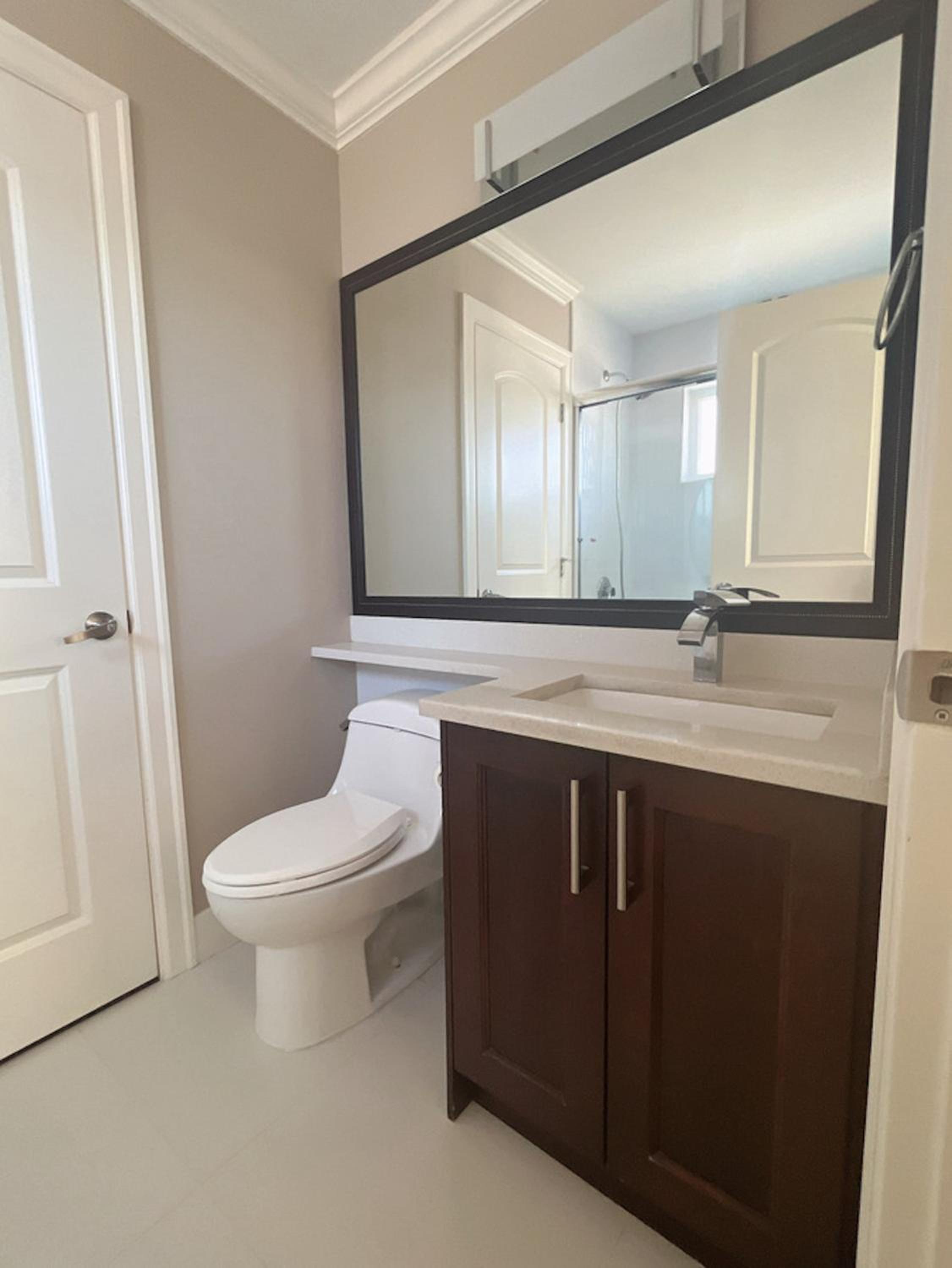 Near Skytrain and QUIET Private Bedroom Ensuite BathRM, Free Wifi & Coffee, Cozy - Image 5
