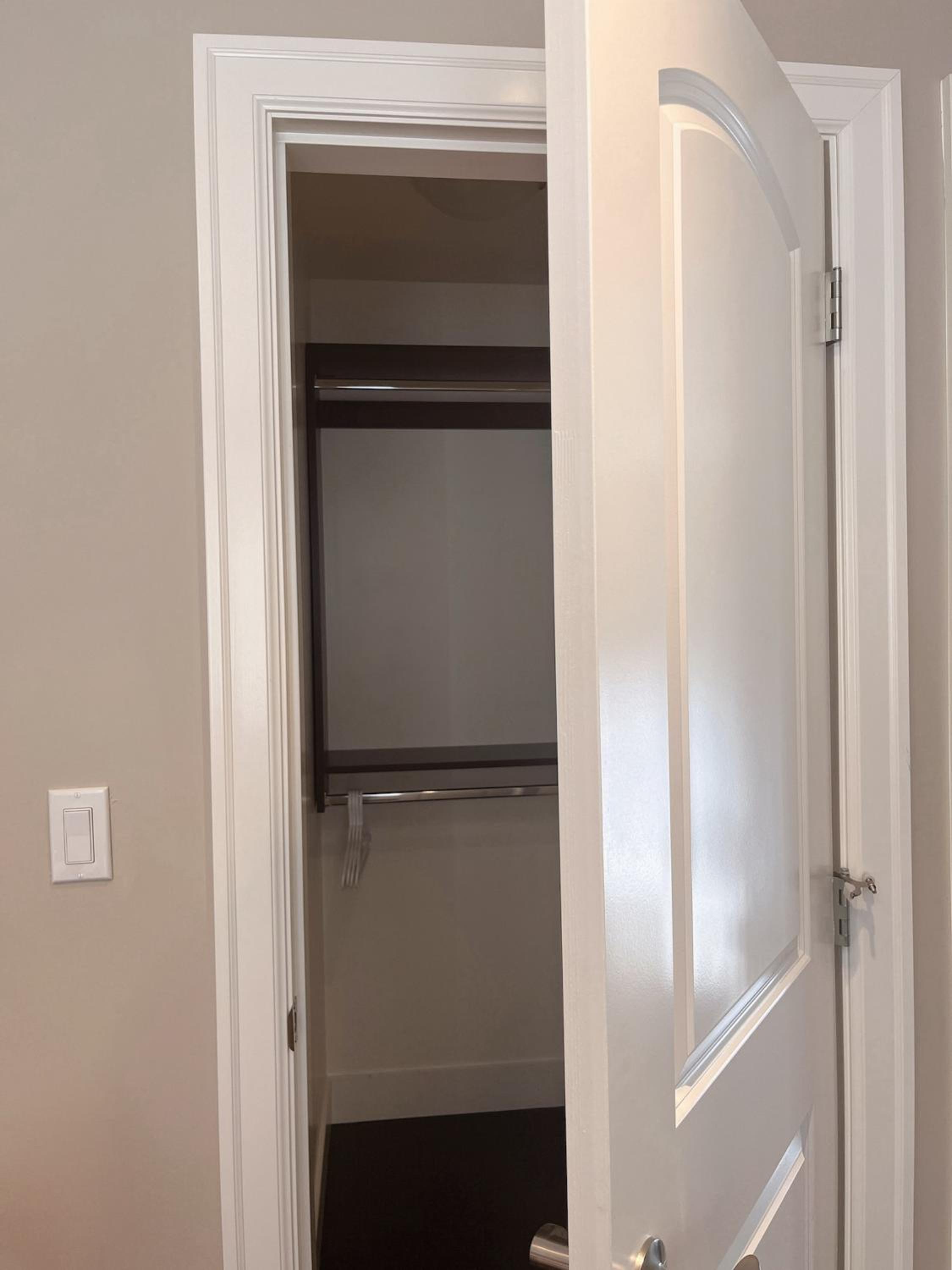 Near Skytrain and QUIET Private Bedroom Ensuite BathRM, Free Wifi & Coffee, Cozy