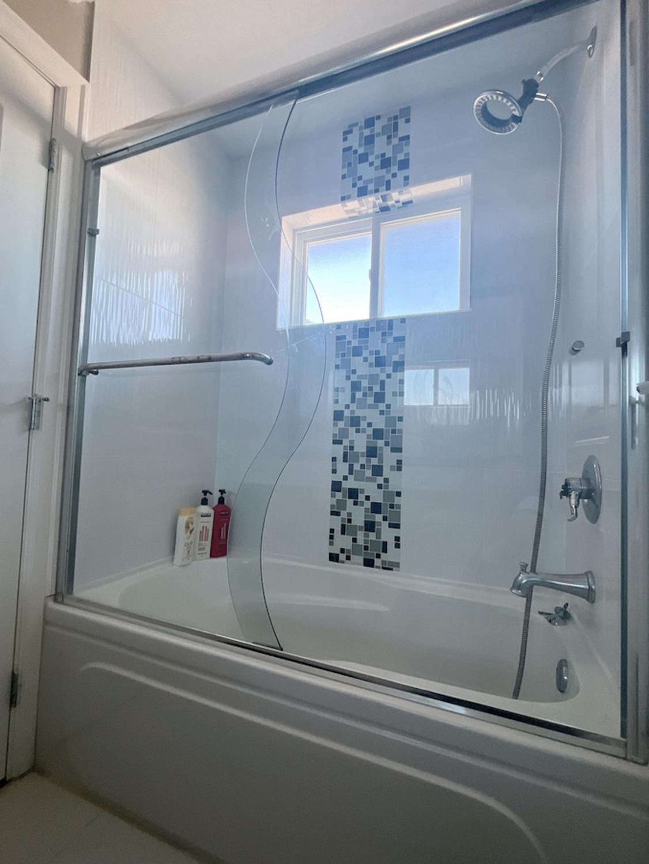 Near Skytrain and QUIET Private Bedroom Ensuite BathRM, Free Wifi & Coffee, Cozy - Image 4