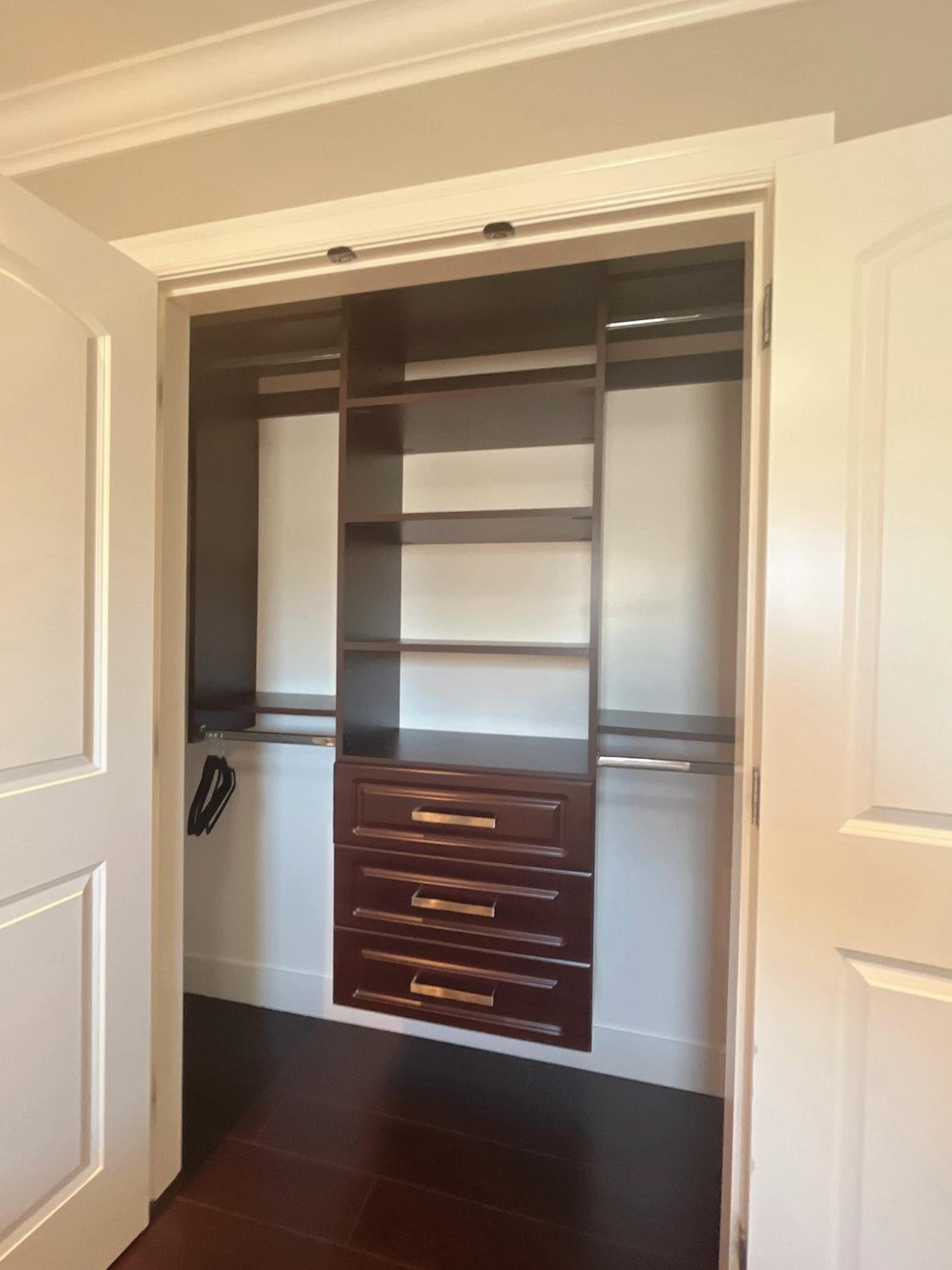 Near Skytrain and QUIET Private Bedroom Ensuite BathRM, Free Wifi & Coffee, Cozy