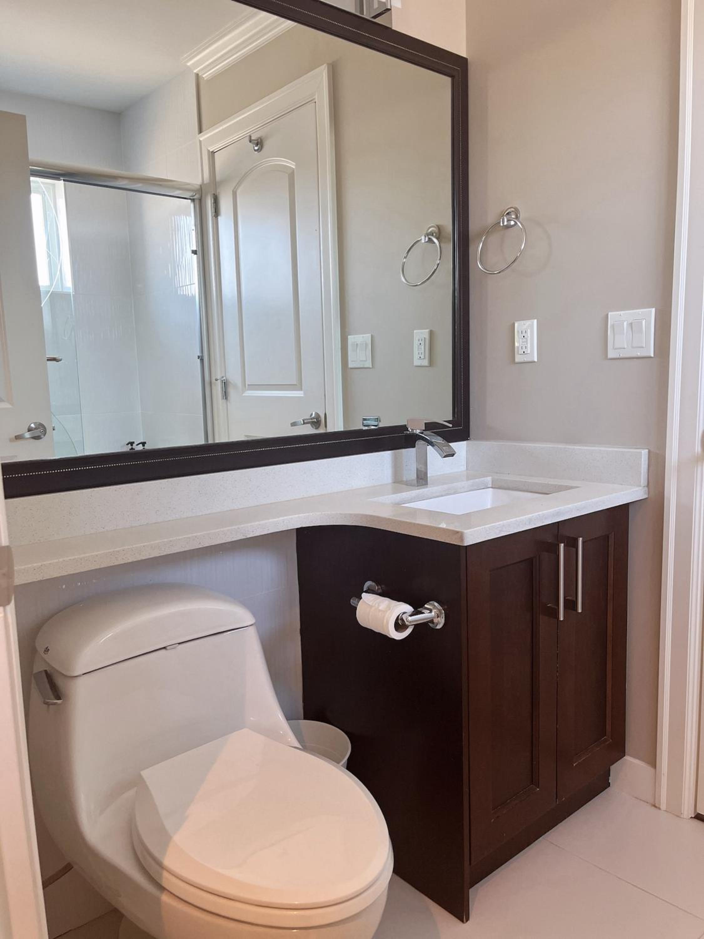 Near Skytrain and QUIET Private Bedroom Ensuite BathRM, Free Wifi & Coffee, Cozy