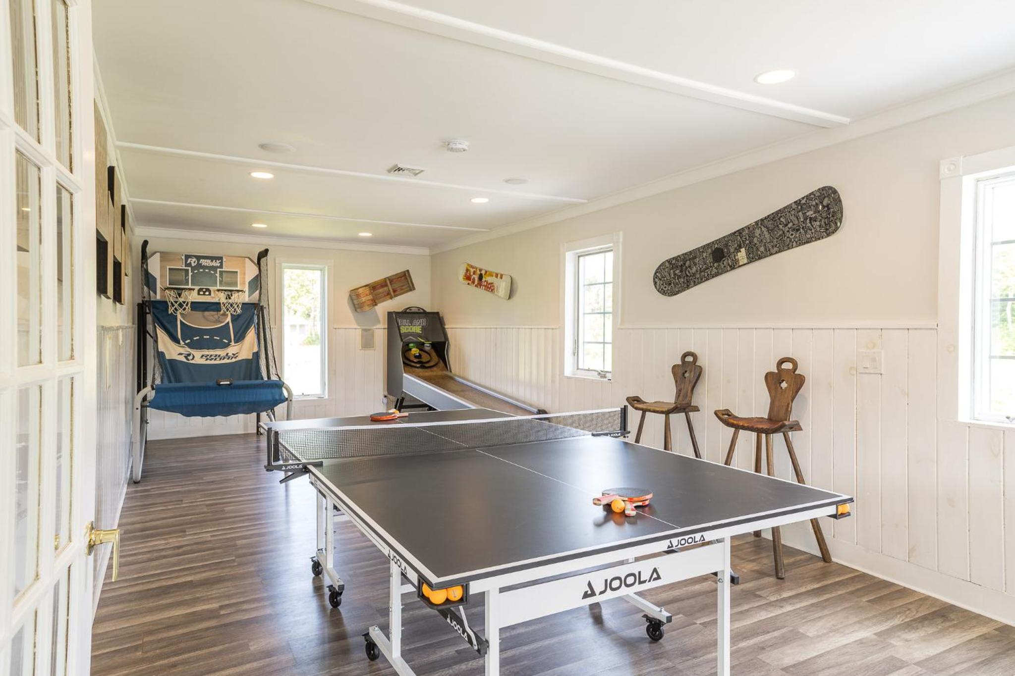 Beautiful Home on 22 Acres with Ponds, Game Room, Hot Tub and Central Air view 4