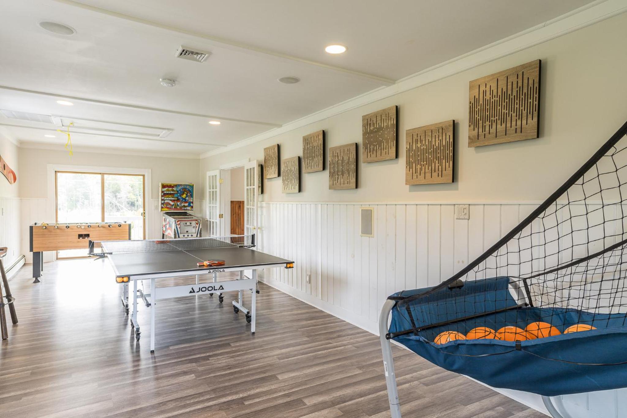 Beautiful Home on 22 Acres with Ponds, Game Room, Hot Tub and Central Air view 5