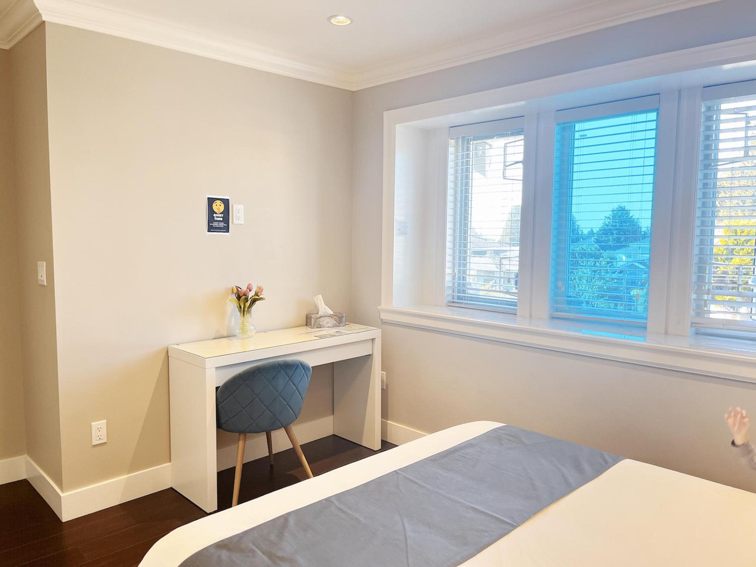 Near Skytrain and QUIET Private Bedroom Ensuite BathRM, Free Wifi & Coffee, Cozy