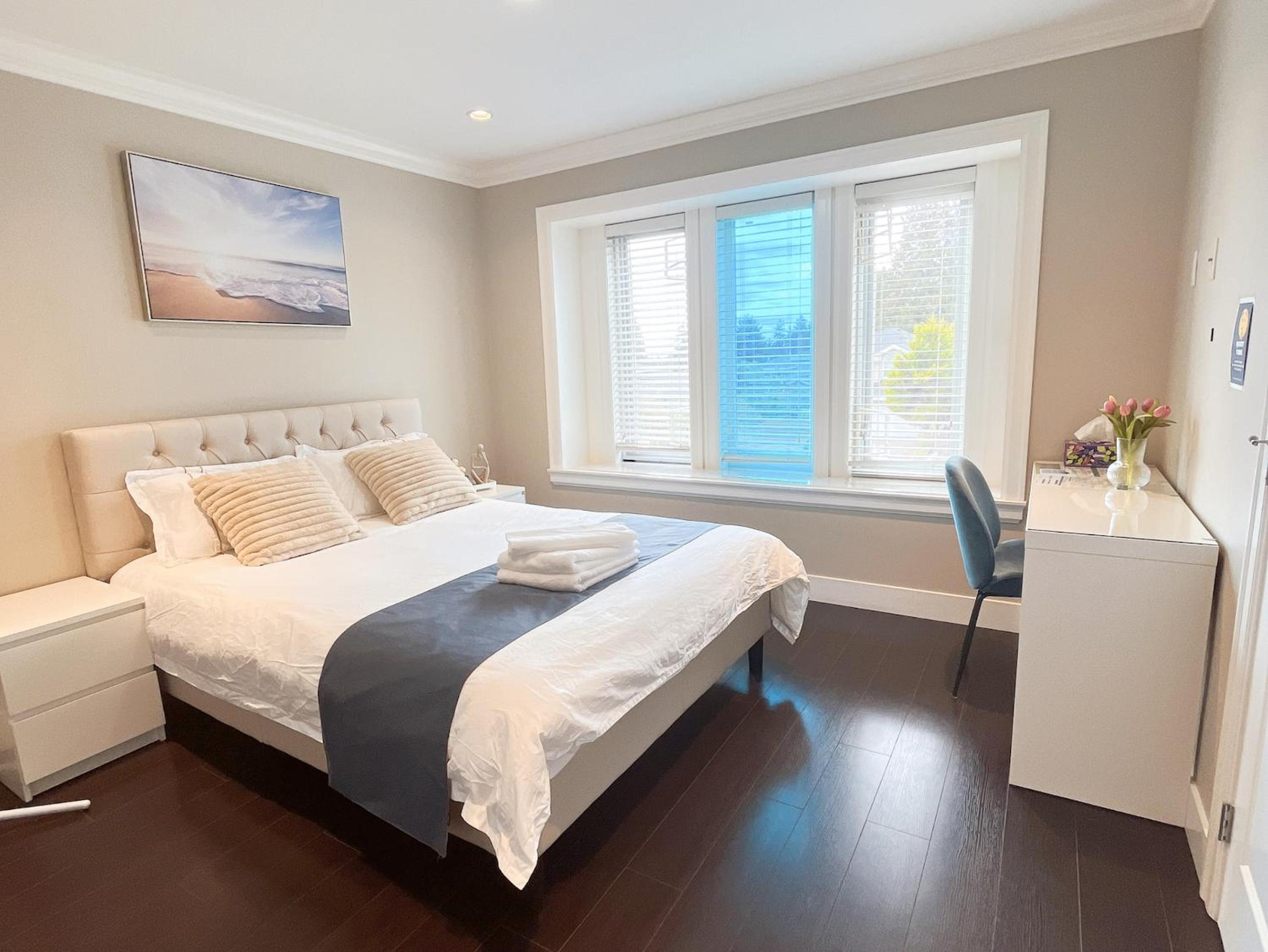 Near Skytrain and QUIET Private Bedroom Ensuite BathRM, Free Wifi & Coffee, Cozy