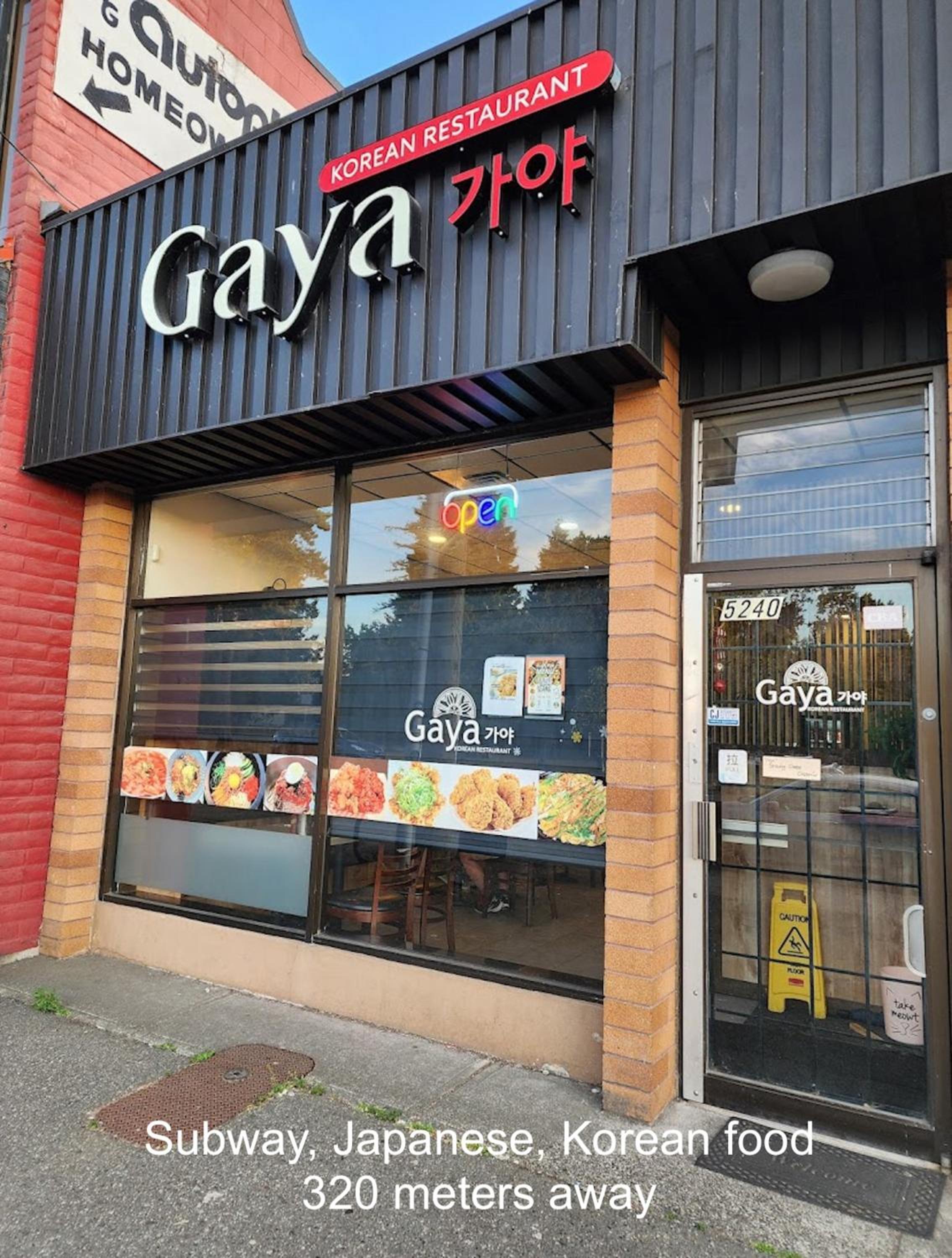 Near Skytrain and QUIET Private Bedroom Ensuite BathRM, Free Wifi & Coffee, Cozy