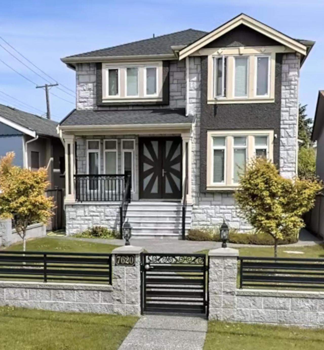 Near Skytrain and QUIET Private Bedroom Ensuite BathRM, Free Wifi & Coffee, Cozy