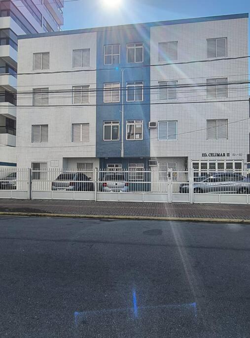 Apê 50 metros da praia, centro da Mirim, Wi-fi, 6 pessoas
