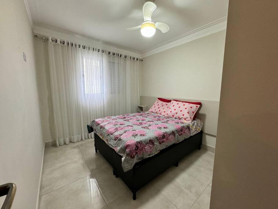 Apê 50 metros da praia, centro da Mirim, Wi-fi, 6 pessoas