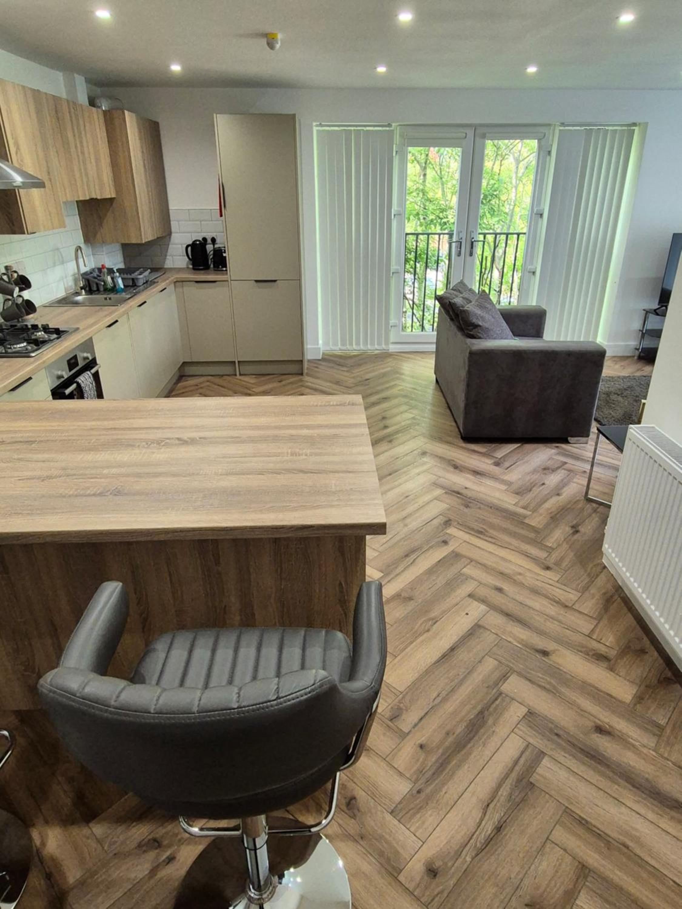 Spacious City Apartment & Free Parking view 5