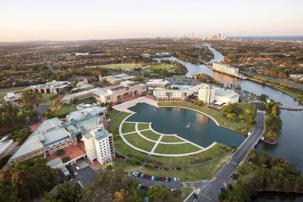 Bond Uni house