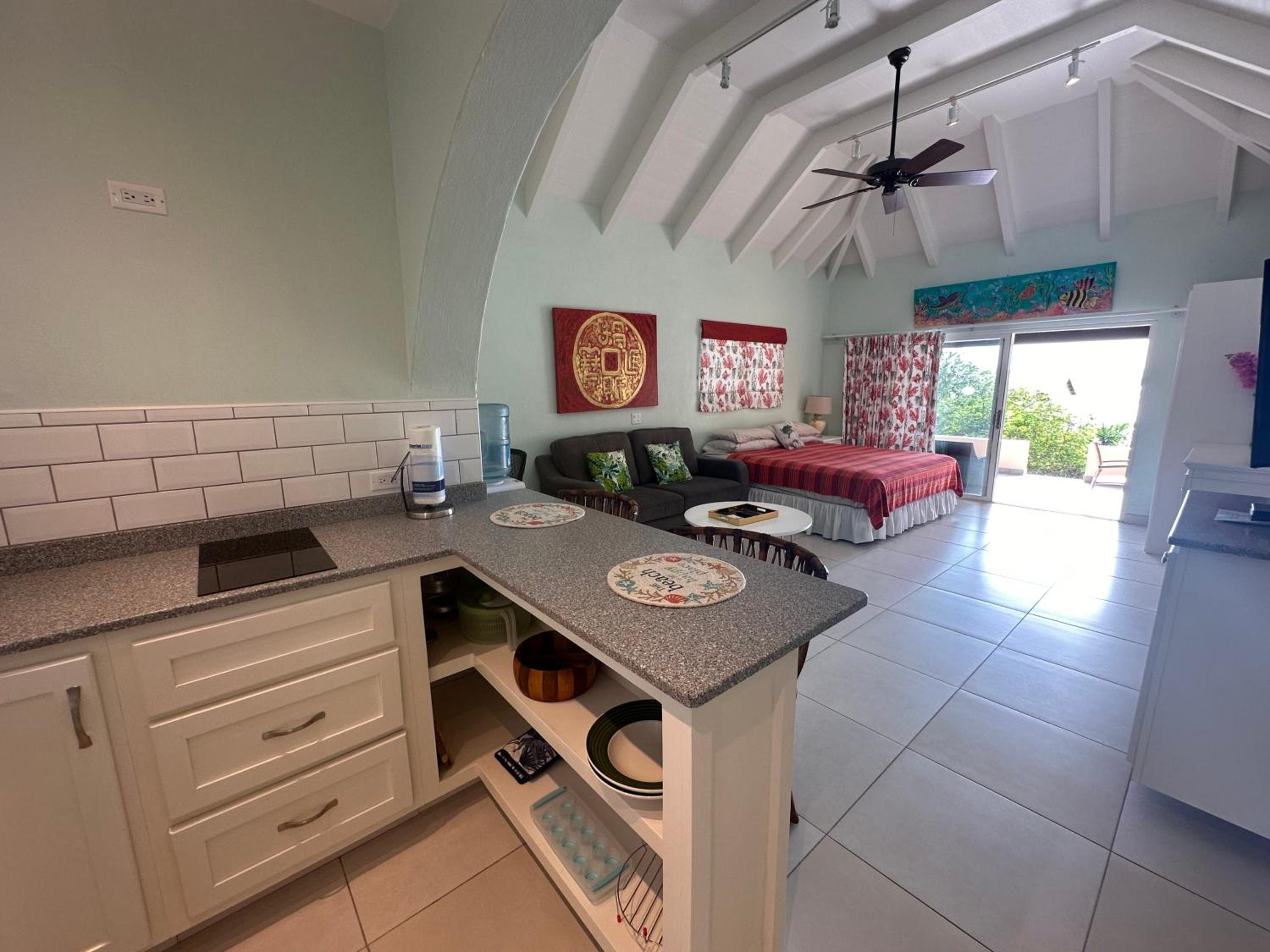 Ocean breeze & views - studio