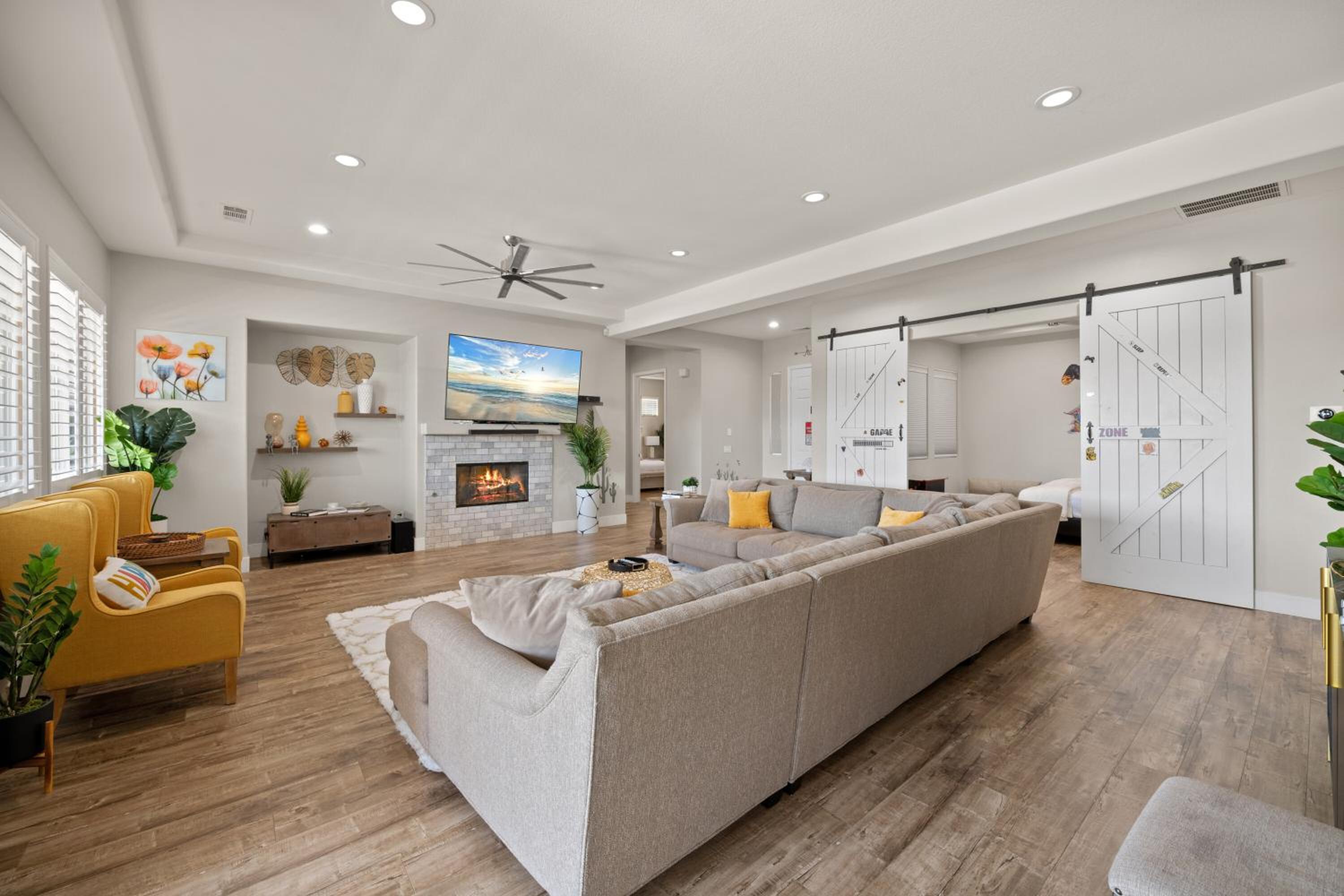 Joshua Tree Getaway with Pool, Spa, BBQ and Sleeps 12 view 3