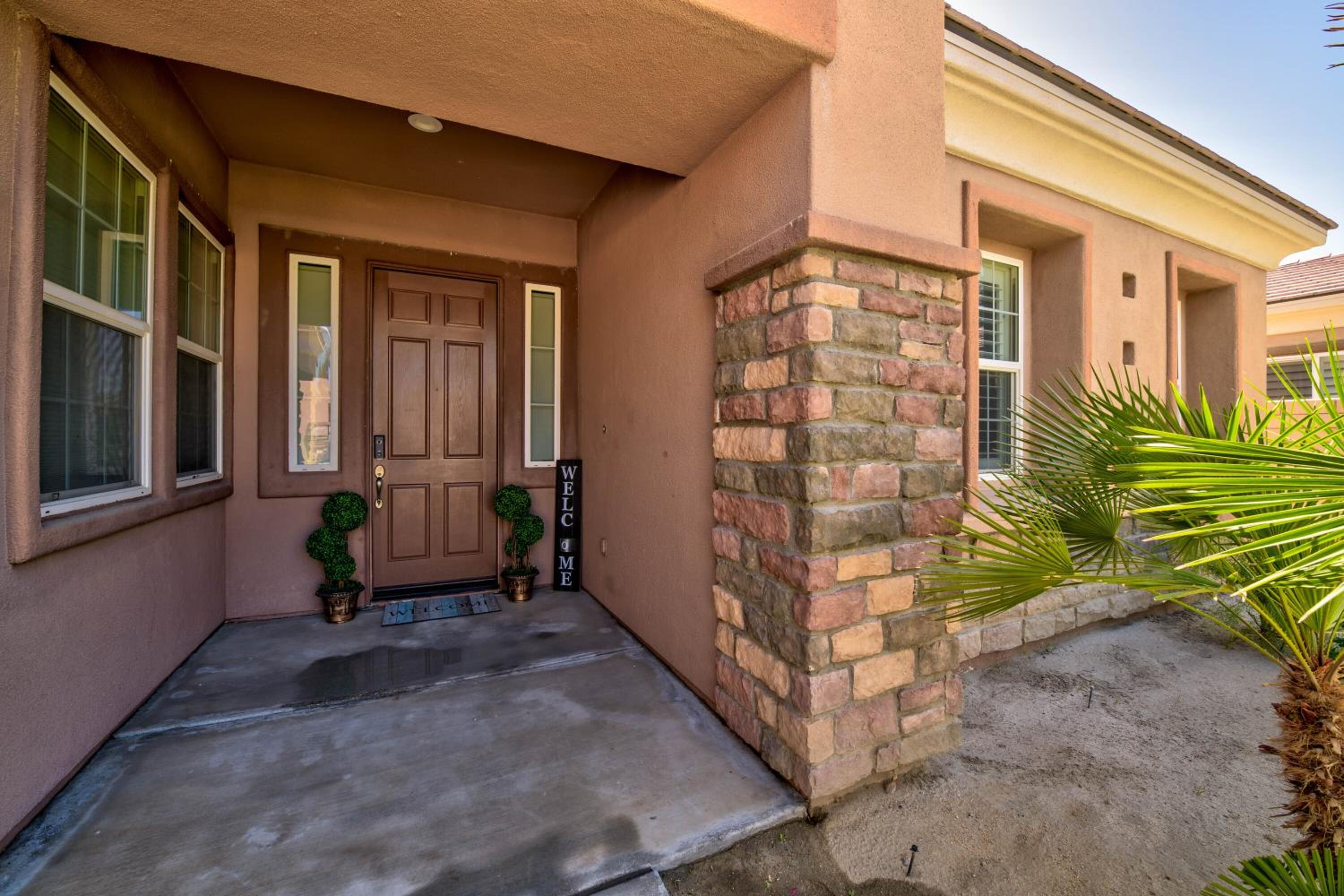 Joshua Tree Getaway with Pool, Spa, BBQ and Sleeps 12 view 2