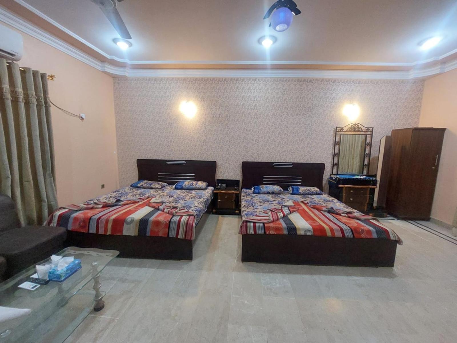 Family Guest House in Gulshan-e-iqbal , block-10 view 4
