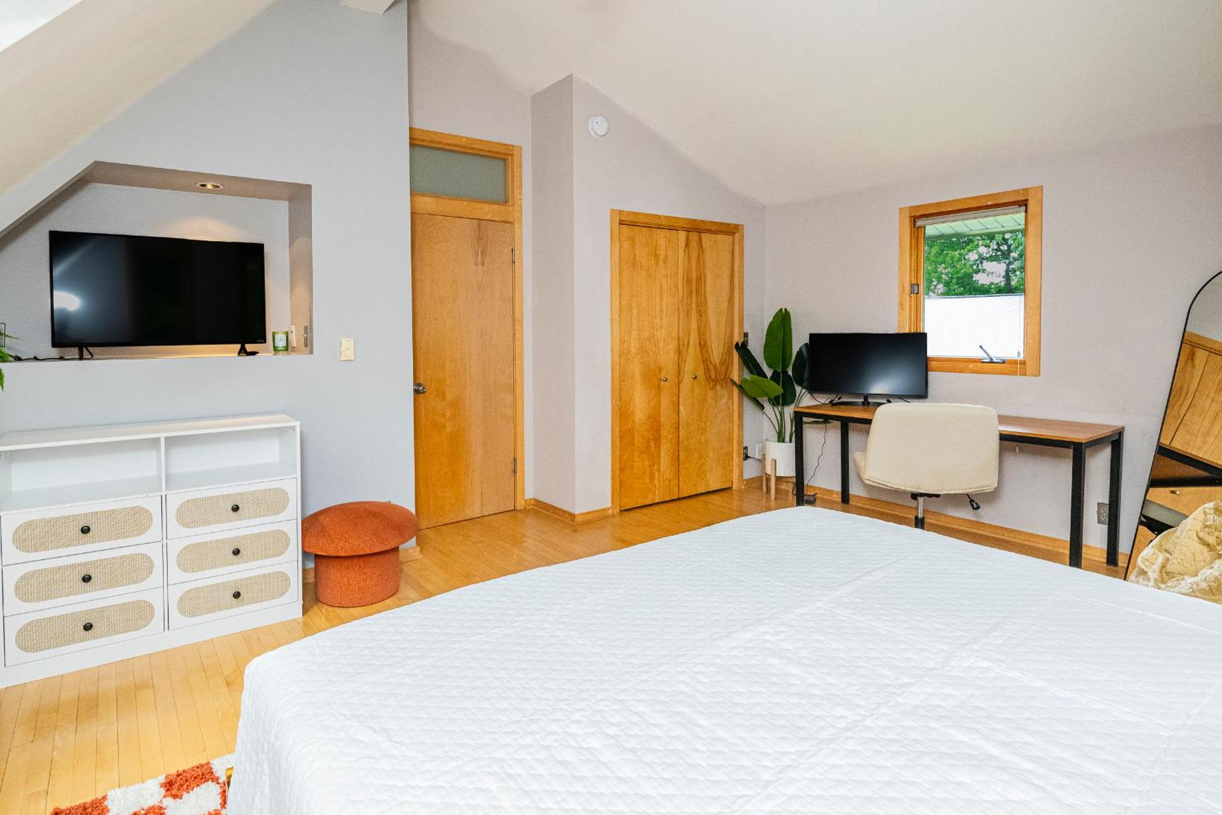 Bloomington Vacations - Private Loft Close to IU, King Bed, Whirlpool Tub - Property Image 5