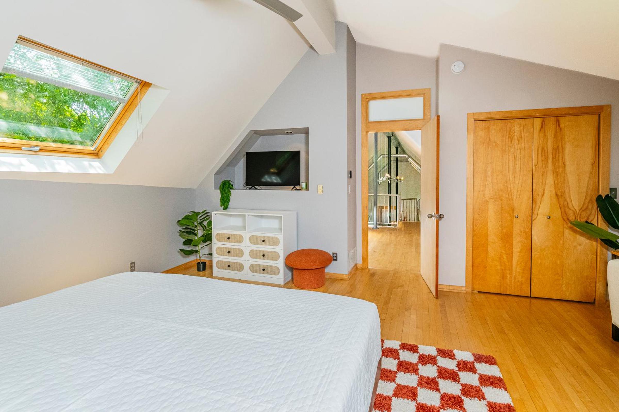 Bloomington Vacations - Private Loft Close to IU, King Bed, Whirlpool Tub - Property Image 4