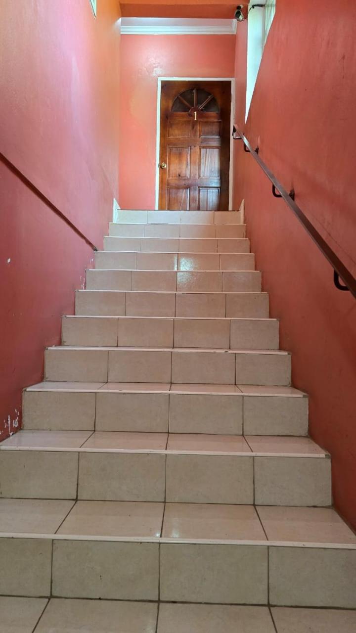 Wizzy Apartment White River view 4