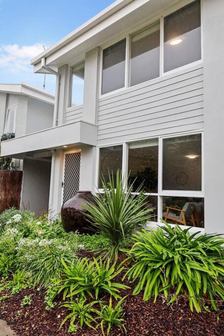 Seaside on The Parade- Sleeps 4, 2 bathroom, aircon, walk to shops! 11am check out