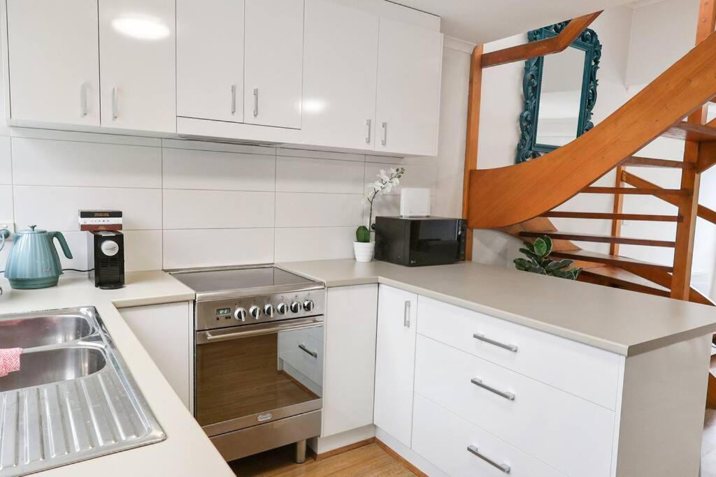 Seaside on The Parade- Sleeps 4, 2 bathroom, aircon, walk to shops! 11am check out